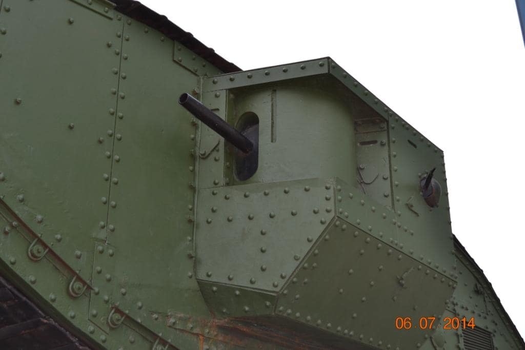 Британский танк Mk. V. Установка шестифунтовой (по-нашему, калибра 57 мм) пушки типа QF